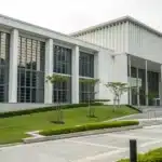 Realistic view of a Singapore courthouse reflecting Singapore cannabis law and strict legal enforcement.